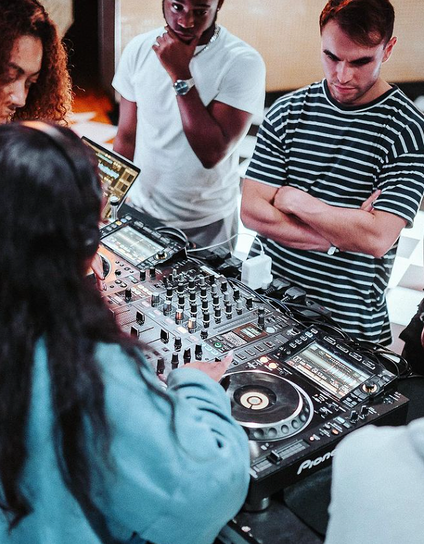 DJ1