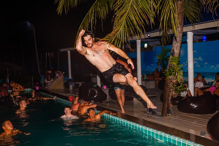 thailand party_traveller jumping into Koh phangan pool