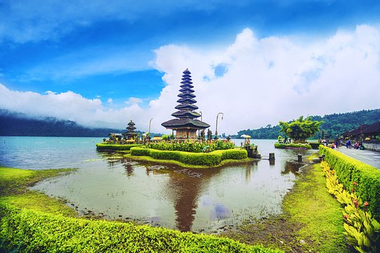 Explore the Ulun Danu Temple on Lake Beratan