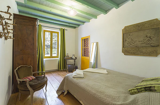 Private Queen Room at Le Priolet with shared bath & Private Room in Bordeaux Hotel