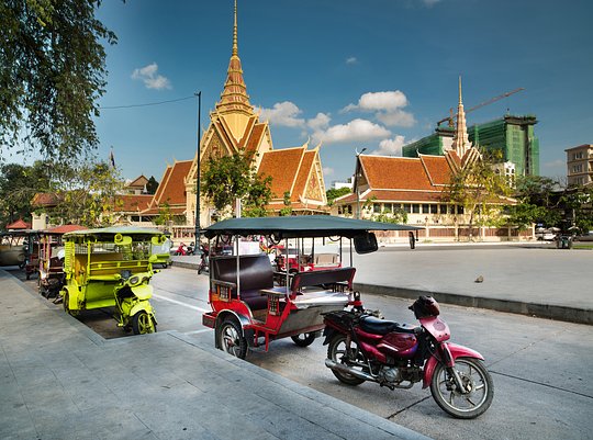 Tuk Tuk around Siem Reap and savor local food