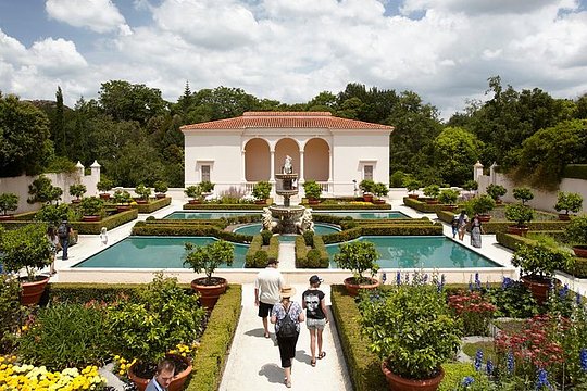 Wander around the Hamilton Gardens