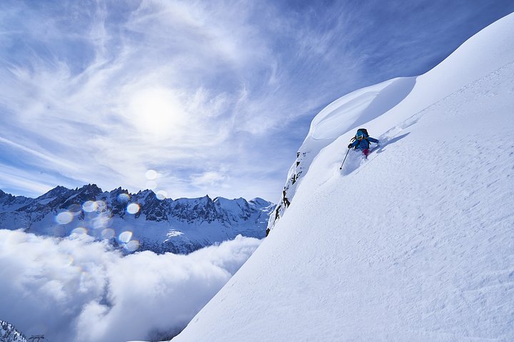 womanskiingdownsteepmountainsideinswissalps20220304015539utc