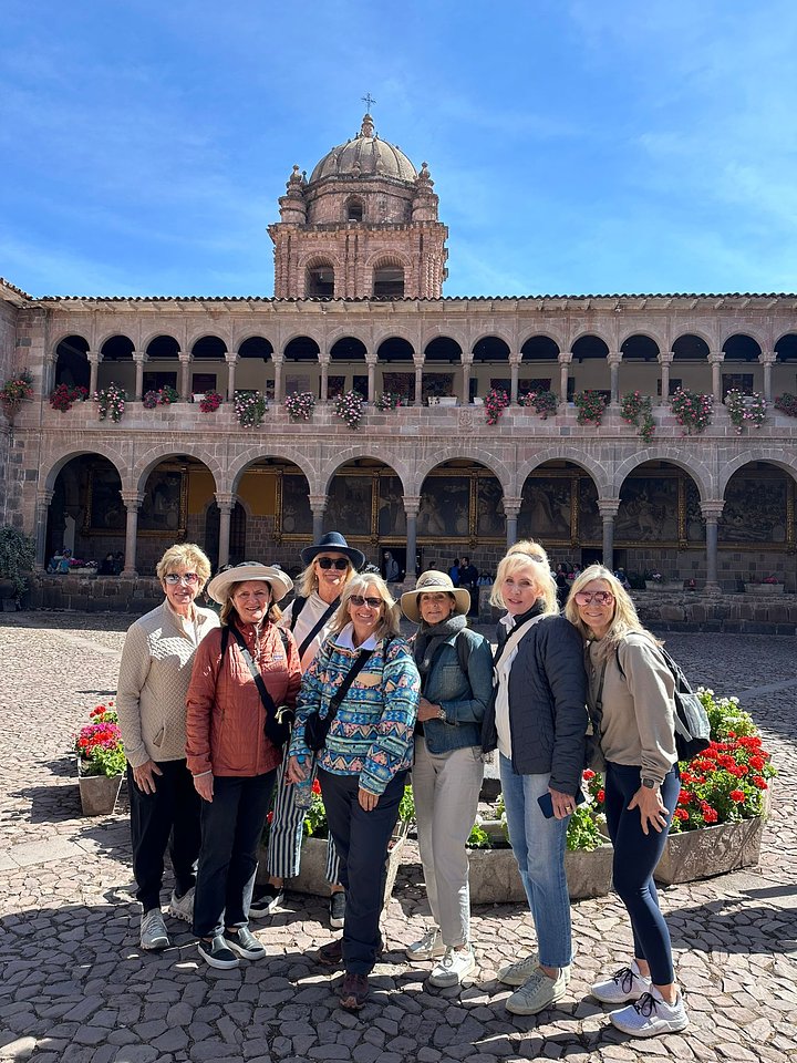 Ladiesinfrontofabuilding