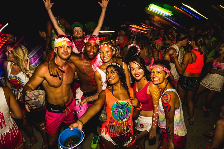thailand holidays_travellers partying in koh phangan