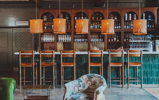 Laughs and drinks after work in chic bars 