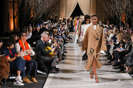 Asiste en primera fila a desfiles en la New York Fashion Week.