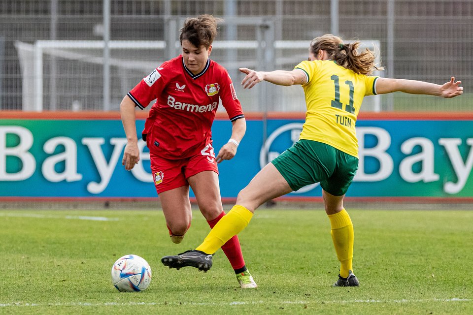 WOMEN'S FOOTBALL