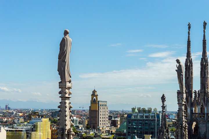 statuesoverlookingmilan20250403190746utc1