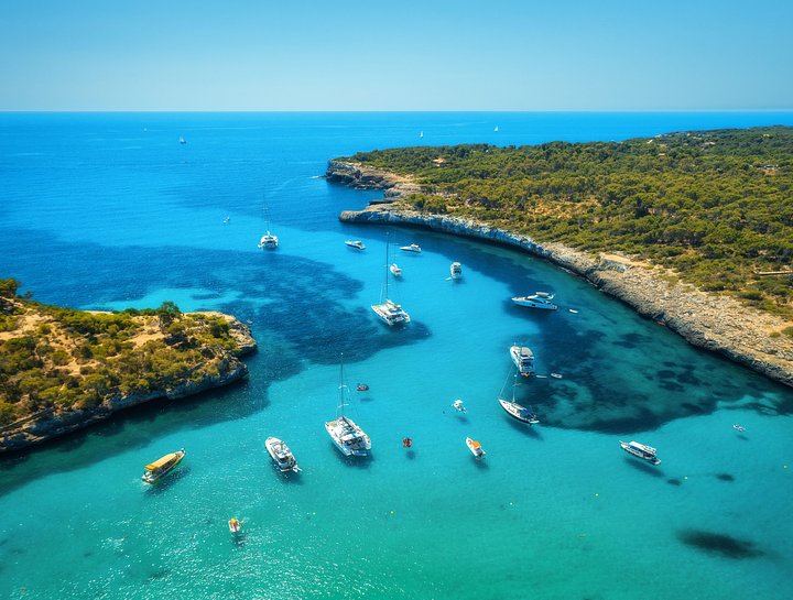 aerialviewofboatsluxuryyachtsontheseain20241205085439utc11