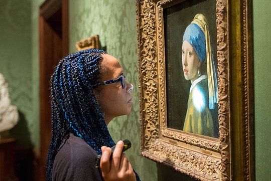 Lay your eyes on the Dutch masterpiece, the Girl with the Pearl Earring
