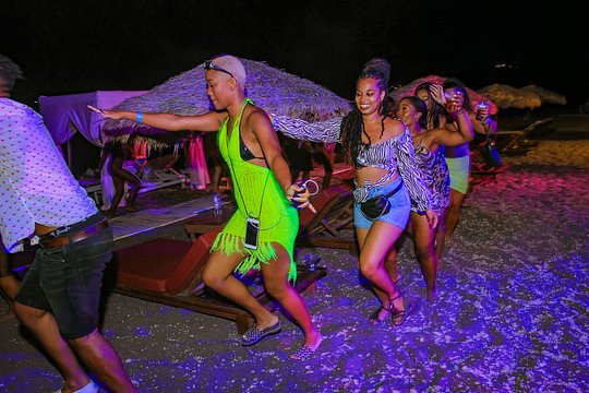 MONDAY DAY & NIGHT - BEACH PARTY AT ISLA PERISSA FT. RAMPAGE