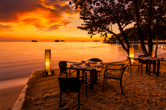 Cena mágica en la playa privada