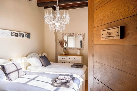 Shared Twin Room at the Chateau with separate shared bath & shared room in Bordeaux
