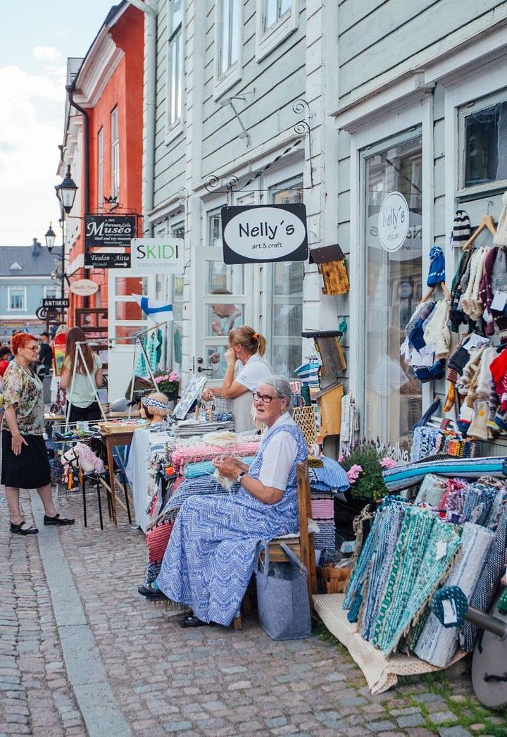 IdyllicTowns_Porvoo_oldtown_peopleJuliaKivela1