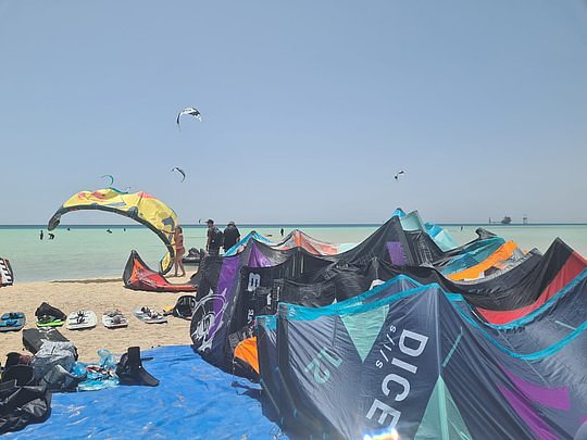 6 days kitesurfing equipment (board, kite, bar and harness) 