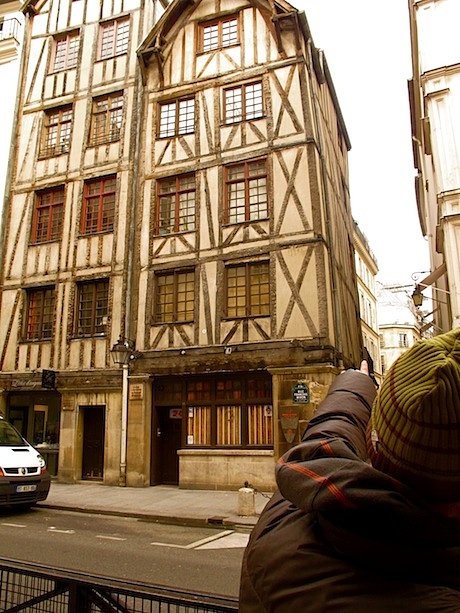 GirlfriendTours_OneOfOldestBuildings111