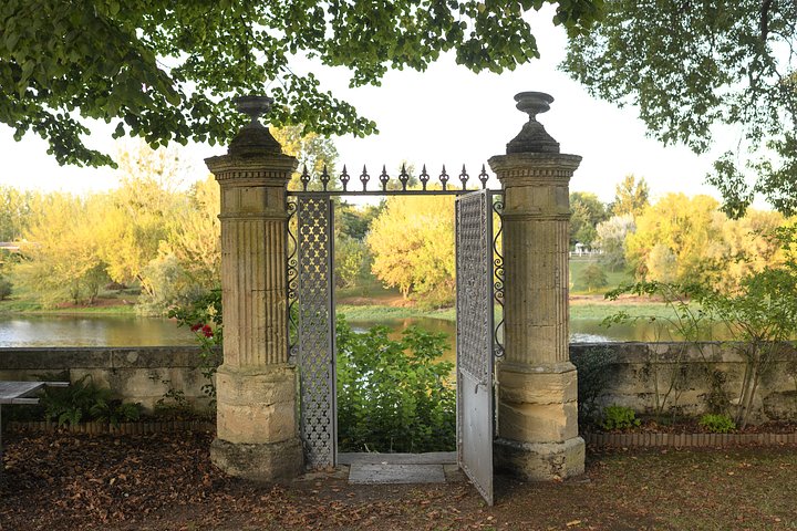 05ExteriorRiverGate1