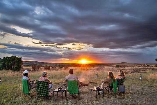 Toast Africa in the evening with refreshing sundowners (cocktails) in the beautiful savannah