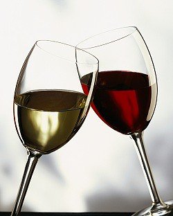 wineglassesclinking_25011
