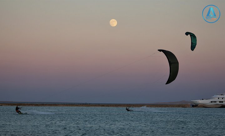 Kitesurfing_red_sea_moon
