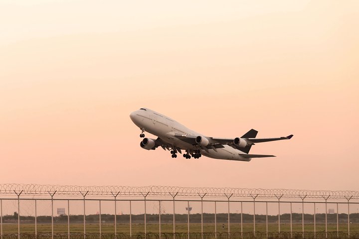 airplanetakingoffonairportrunwayatsunsetsk20241126072731utc1