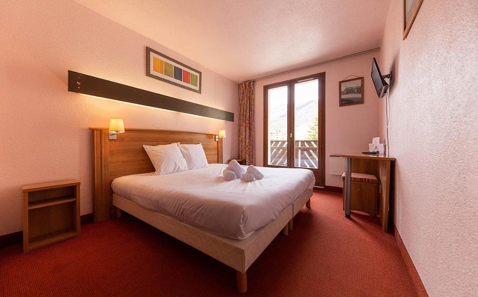 HOTEL ROOM [1-2 PEOPLE]