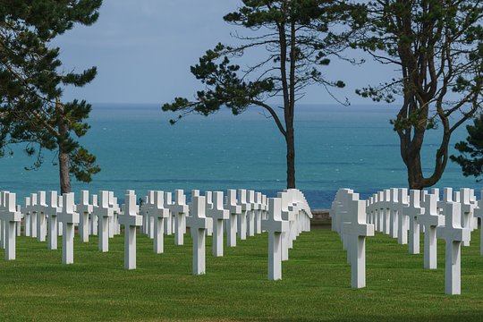 Enjoy an unforgettable encounter with US history at the D-Day landing beaches and American cemetery
