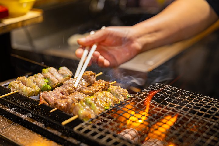vendorpreparingmeatonbarbecuegrillinjapanNFUZHJQ