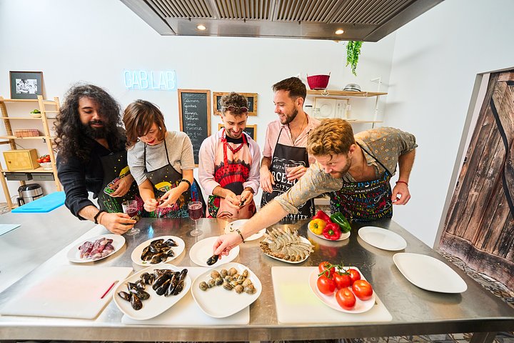 friends_making_paella_barcelona
