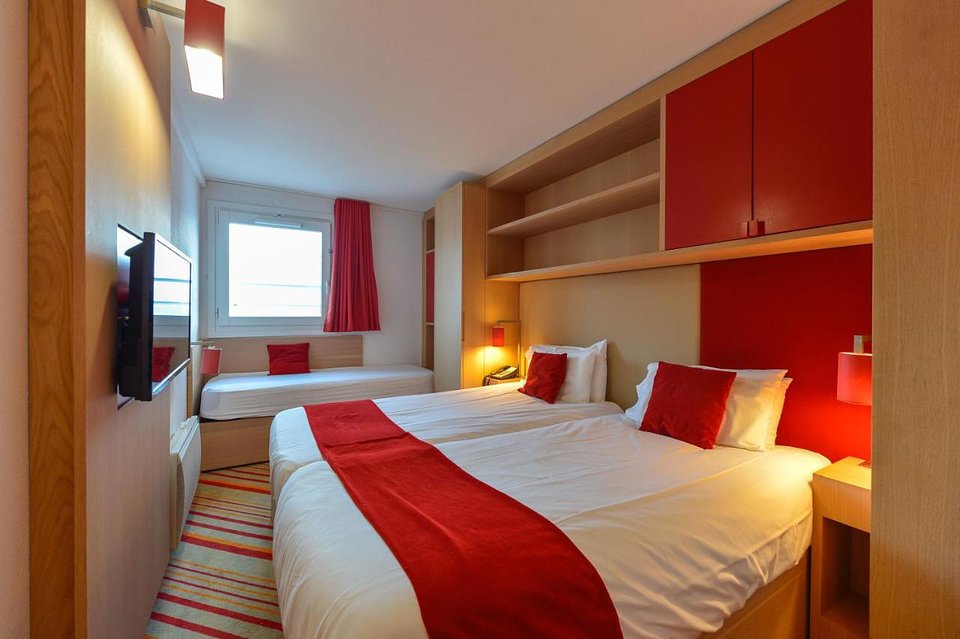 HOTEL ROOM [1-2 PEOPLE]