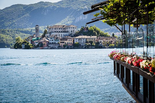 Charming towns with sweeping lake views