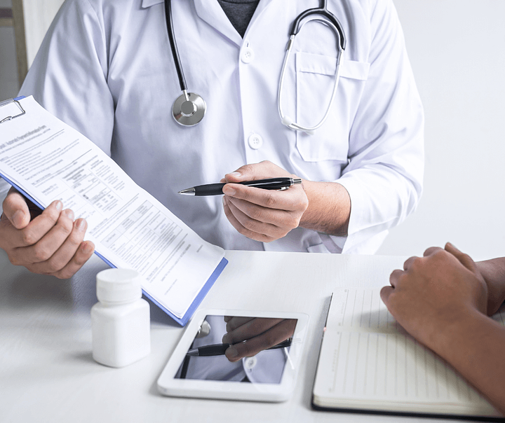 Amedicalprofessionalconsultingwithanattendee