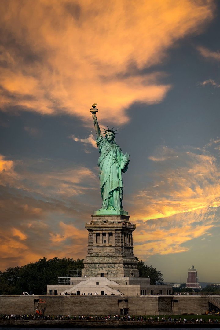verticalpanoramaothestatueoflibertywithdram20250108113749utc1