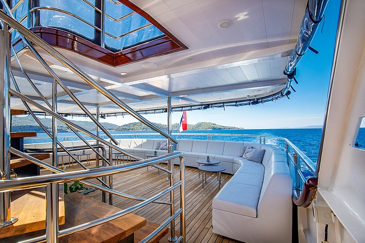 deluxesuperiormsmywishshadedloungeupperdeck4
