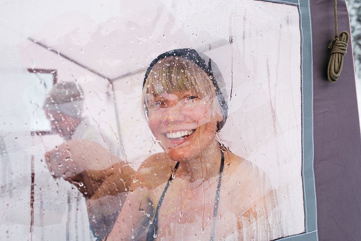 ladyatwindowinsauna