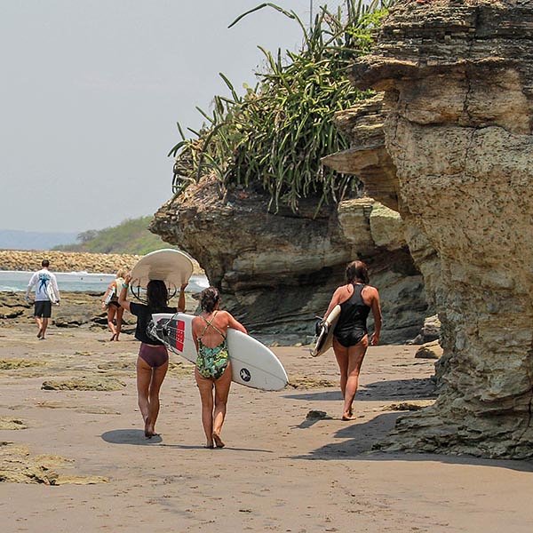 Travellers walking with their surfboards_explore Nicaragua