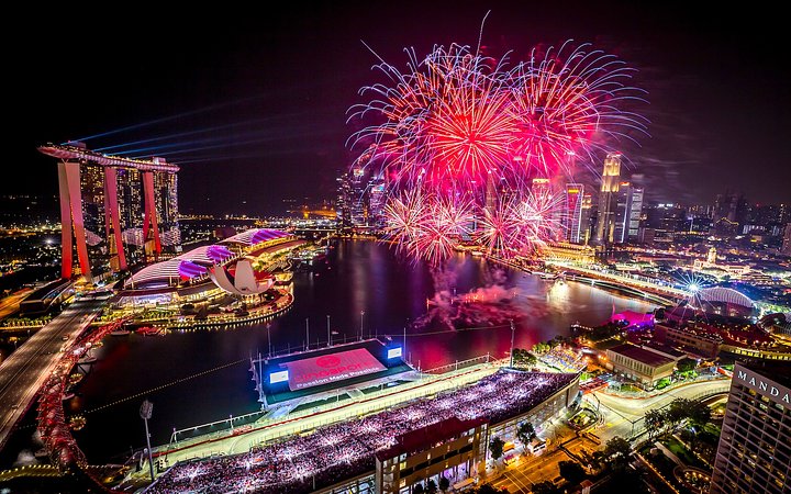 TheSingaporeFormula1nightraceendswithabangwithspectacularfireworksovertheMarinaBaycopy