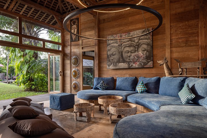 readingretreatcozycouchslowtravel