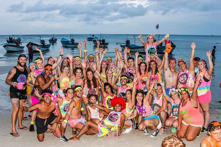 Thailand holidays_travellers at the full moon party
