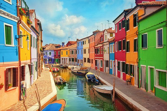 Discover the quiant charm of Burano and Mazzorbo
