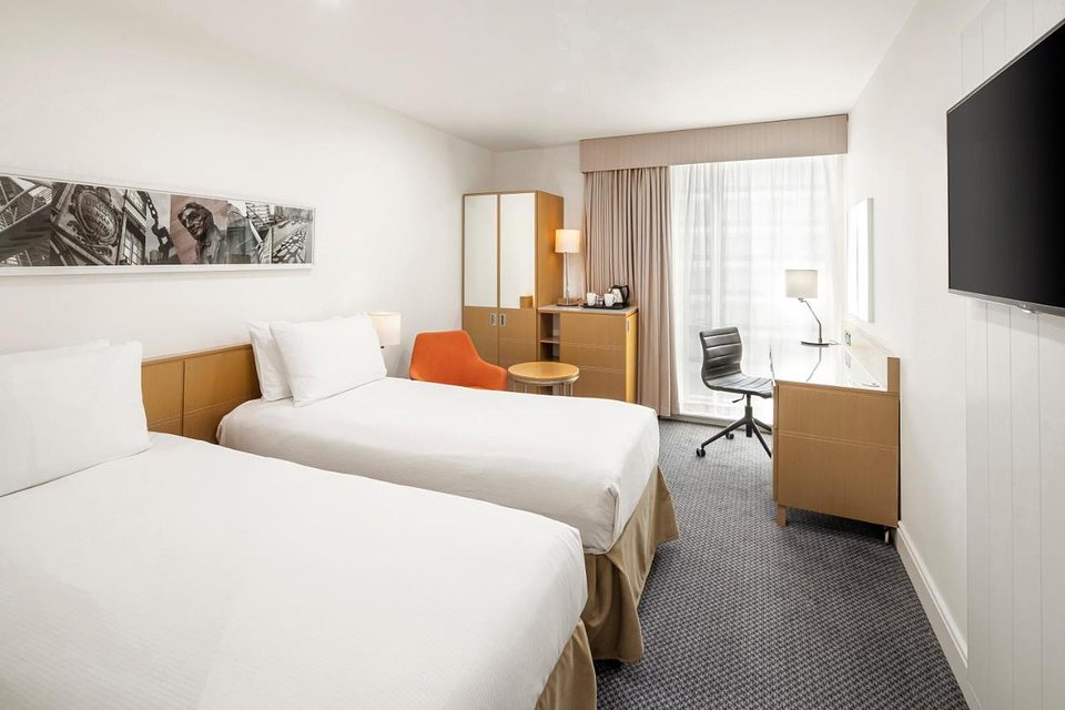TWIN ROOM 