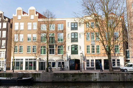 Arrive one day early in Holland 