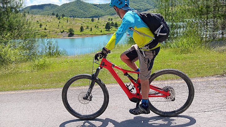 bikeandalake