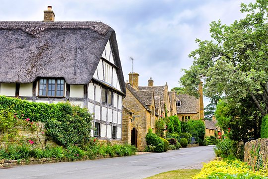 England's Cotswold Way: A Walking & Reading Adventure