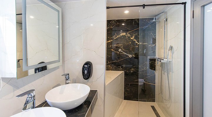 ADRIATICKINGBathroom_0