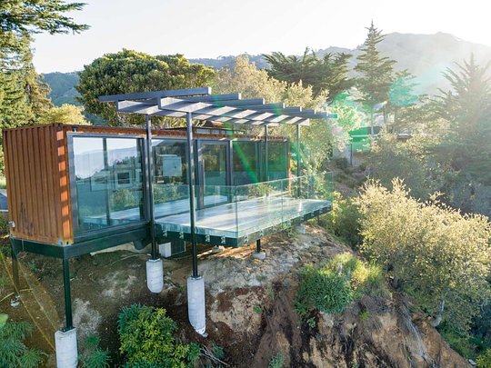Nature's Oasis: Luxurious Glamping Retreat