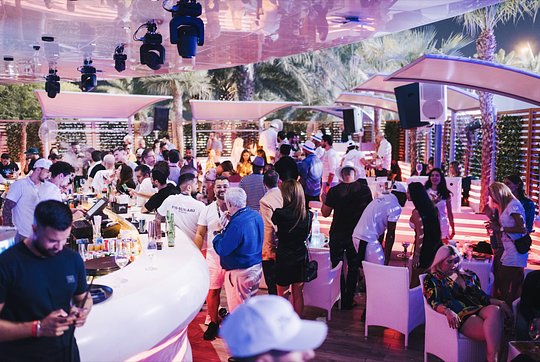 Personalized Event Planning Services: Unforgettable Meals, Cocktail Parties, and Business Meetings in Abu Dhabi!