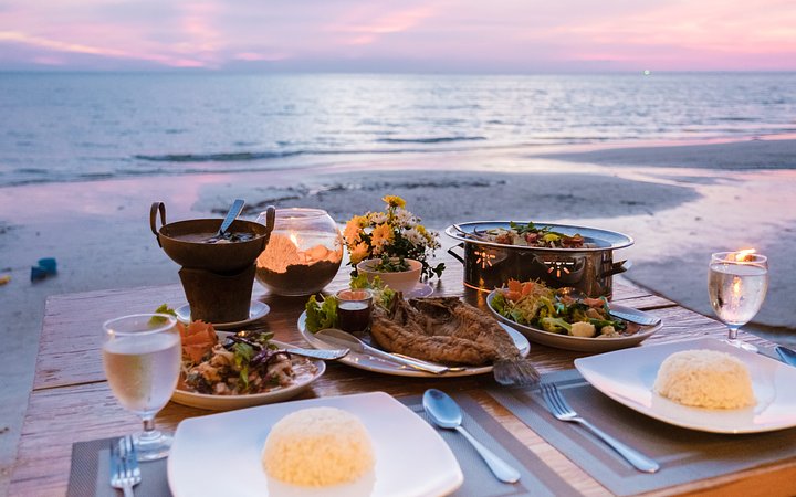 dinnerduringsunsetwithfishandthaifood20250107121314utc1