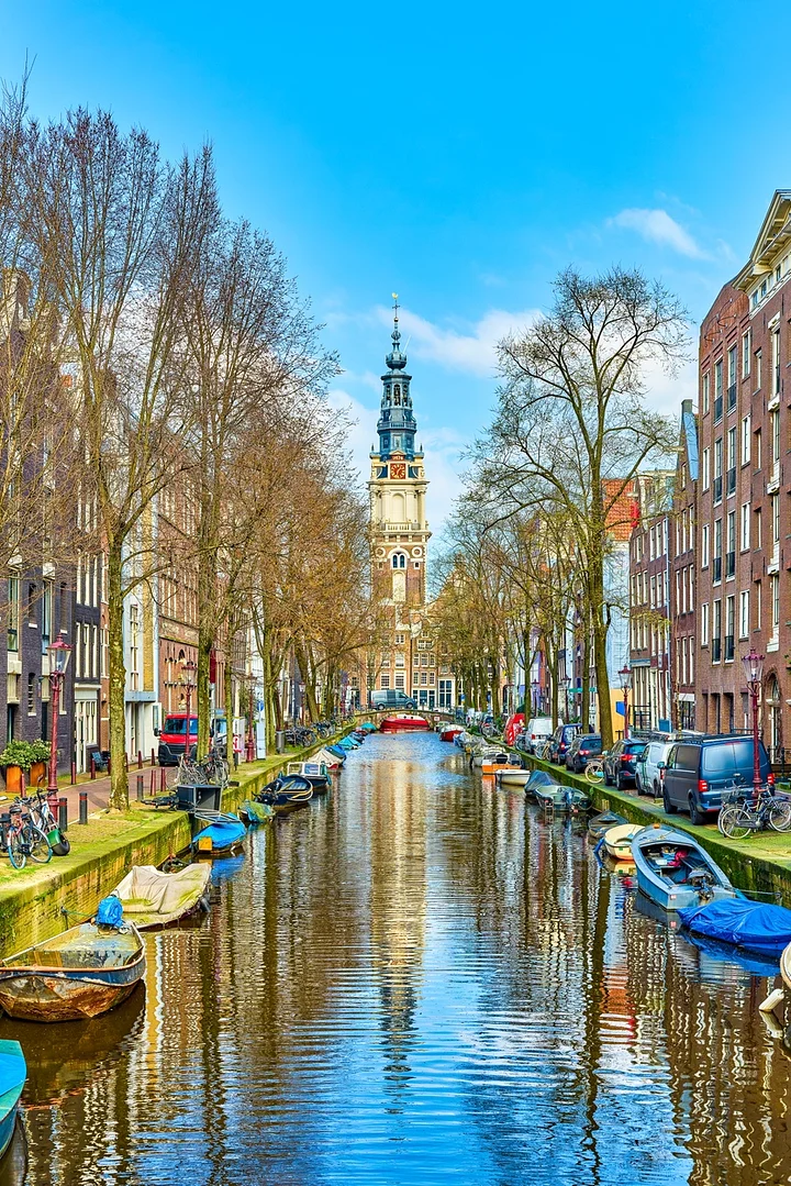HollandCanalsiStock2148920846